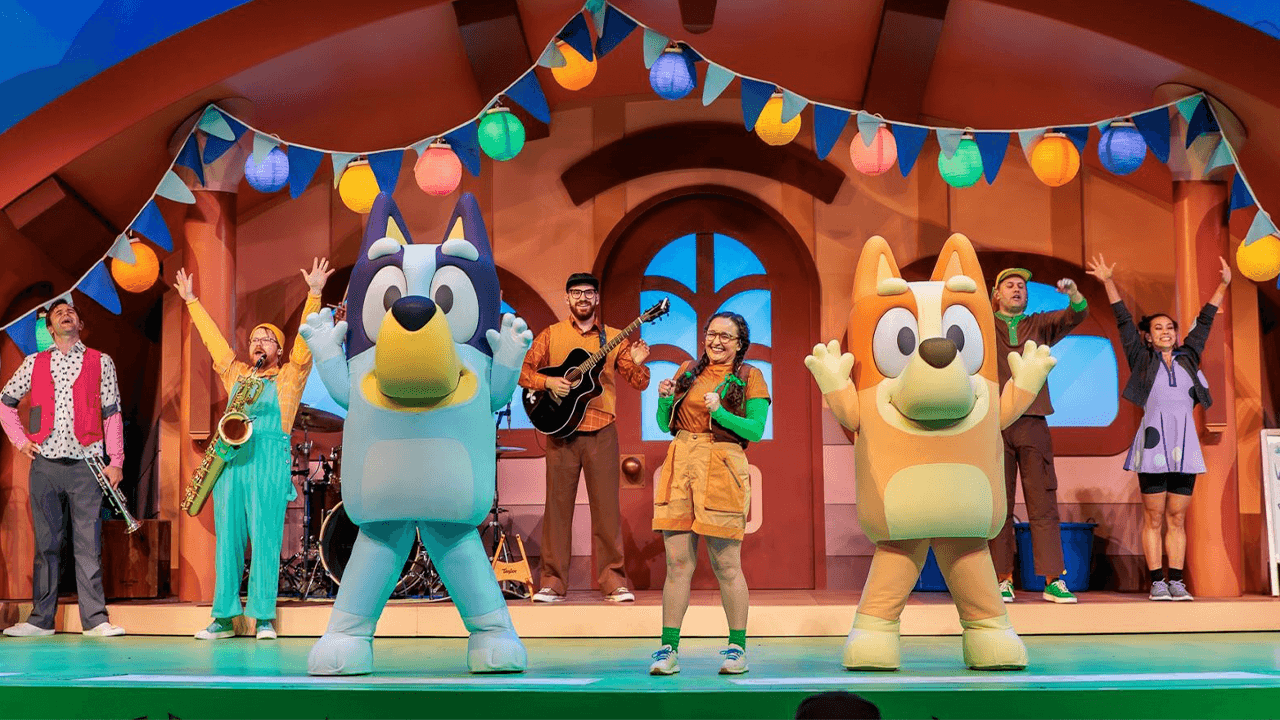 ¡Bluey Conquistó Disneyland! El Perro Australiano que la Rompe Aterrizó en el Parque
