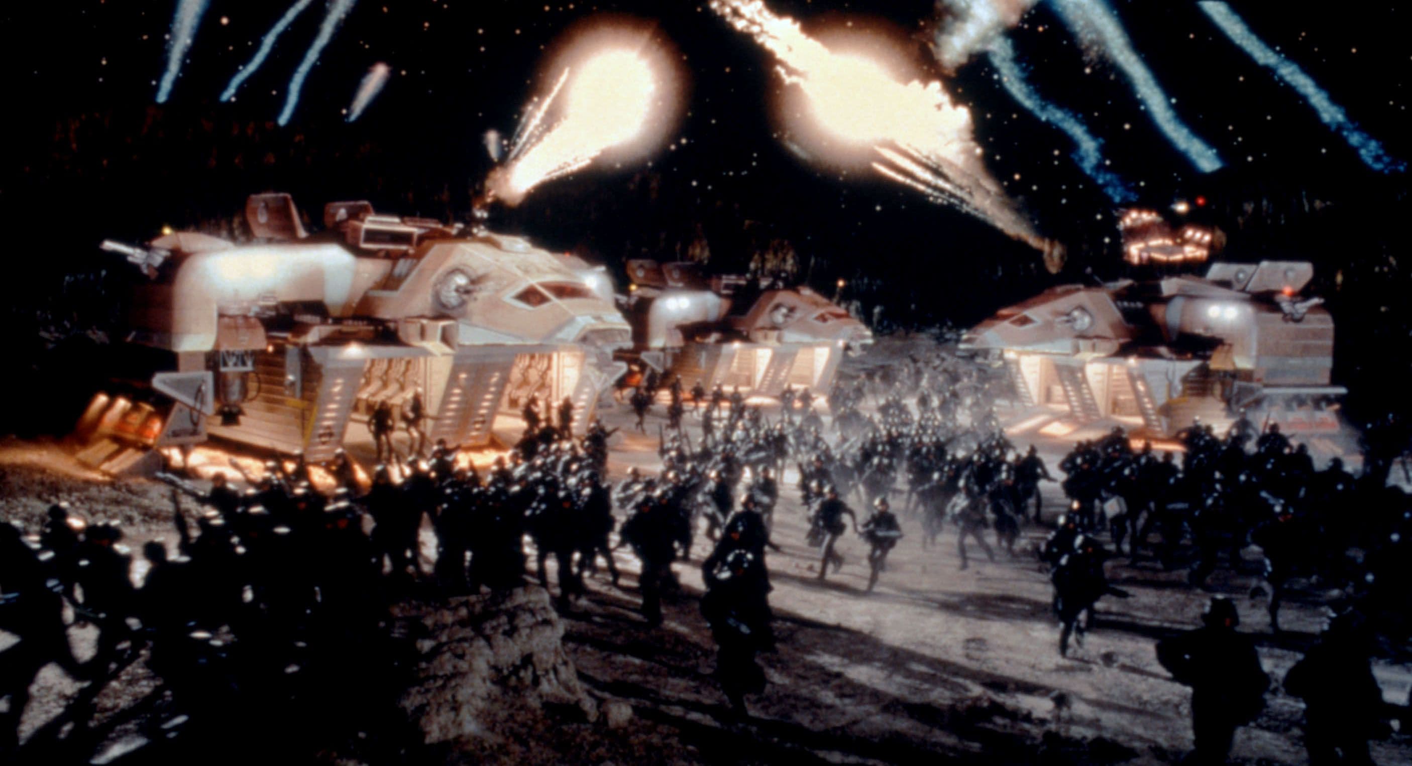 Starship Troopers: La sátira sci-fi de Verhoeven que sigue picando como un arácnido